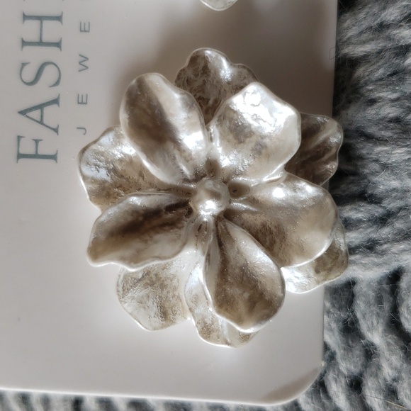 White Camilla Stud Earrings. New - Picture 7 of 9